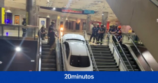 Aparatoso suceso en Madrid: un coche robado se queda atascado en las escaleras del interior del intercambiador de Plaza Elíptica