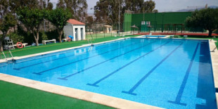 Un pueblo de Alicante planea exigir los antecedentes penales para entrar a la piscina pública