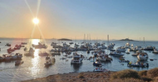 El consejero de Medio Ambiente de Murcia ve "razonable y adecuada" la macrofiesta en el Mar Menor de este sábado con 50 embarcaciones