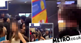 McDonald's saqueado por 50 adolescentes que saltaron el mostrador para robar hamburguesas [ENG]