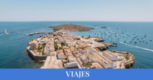 La isla habitada más pequeña de España: tiene calas paradisíacas y un pueblo amurallado