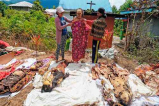 Ma'nene, la tradición de Indonesia que desentierra y viste a los muertos cada tres años [+18]