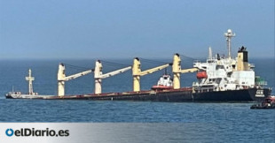 El buque siniestrado cerca de Gibraltar vierte lubricante tras la rotura del casco