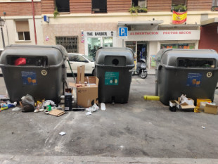 Madrid: 15 días de fotos a un contenedor de papel y cartón. (Casi) 15 días de fotos de mierda en medio de la calle.