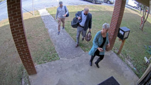 Un video de vigilancia recién obtenido muestra a agentes falsos escoltados por electores de Trump a la oficina electoral del condado de Georgia antes de que se rompiera la máquina de votación (eng)