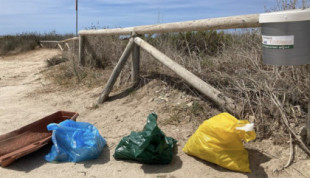 El ayuntamiento retira unas papeleras colocadas por 'Quique Bolsitas' en El Palmar
