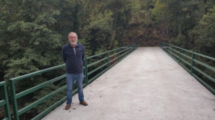 El vecino solidario: pone de su bolsillo 25.000 euros para pagar la reparación de un puente que conecta Asturias y Galicia