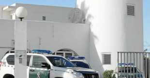 Dos jóvenes detenidos en Sant Antoni por tirar al suelo a una madre y su bebé para robarles