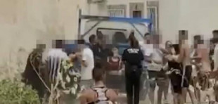 Una muchedumbre se enfrenta a la Policía Local de Loja e impide la detención de un prófugo