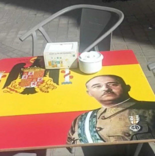 Un bar saca mesas a la calle con la cara del dictador Franco ante la pasividad del Ayuntamiento de Madrid