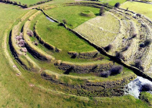 El misterio de Rathcroghan, la estructura monumental enterrada en el campo irlandés desde la Edad de Piedra
