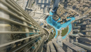 El Burj Khalifa en un vuelo en vertical desde su cima hasta el suelo con un dron a toda velocidad, en FPV y 4K