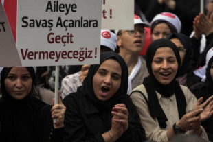 Miles marchan en Turquía para exigir la prohibición de los grupos LGBTQ