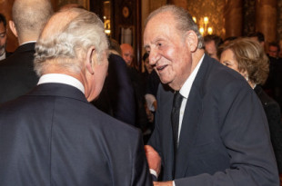 En un gesto de grandilocuencia tras unas copas, Juan Carlos I insiste en pagar el funeral de Isabel II