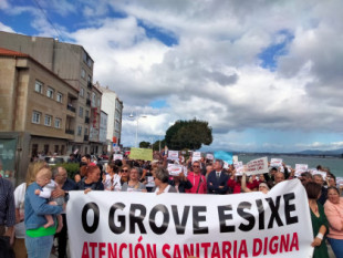 Miles de manifestantes reciben a Felipe VI y Alfonso Rueda en O Grove al grito de “menos policía; más sanidad”