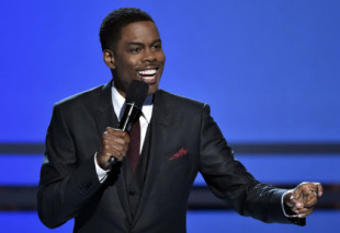 Chris Rock le pregunta a  Jada Smith  si no va a cortarse un mechón de pelo en apoyo a las mujeres iraníes