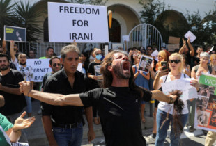 Irán retiene y apalea a menores para acabar con las protestas: "Mi hijo apareció a los tres días lleno de moratones"