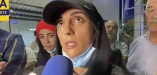 Una multitud recibe en el aeropuerto de Teherán a la escaladora iraní que compitió sin hiyab