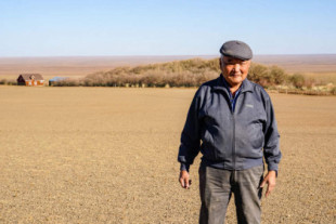 Un mongol planta un oasis en medio del desierto de Gobi (en)