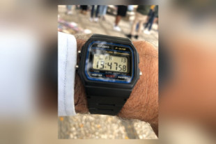 Un diputado de Vox presume de su reloj Casio para cargar contra Yolanda Díaz por sus "accesorios exquisitos"