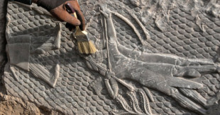 Descubren ocho relieves asirios durante la restauración de una puerta monumental en Nínive