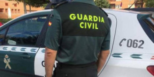 Detienen a un tendero con 600 litros de alcohol de garrafón y kilos de comida caducada e intenta sobornar a la Guardia Civil: «Le doy 2.000 euros»