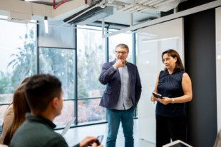 Tras los últimos datos sobre natalidad, el INE pregunta a los españoles si se están corriendo dentro