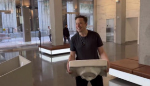 Los empleados de Tesla, obligados a lavarse las manos con una manguera porque alguien se ha llevado el lavabo