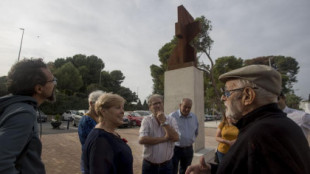 Paterna erige una escultura al enterrador que ayudó a identificar a cientos de fusilados por el franquismo