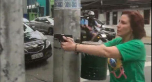 Una diputada bolsonarista persigue a un hombre a punta de pistola en la calle