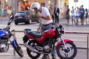 Nuevo impuesto a las motos por estacionar en las aceras de Barcelona