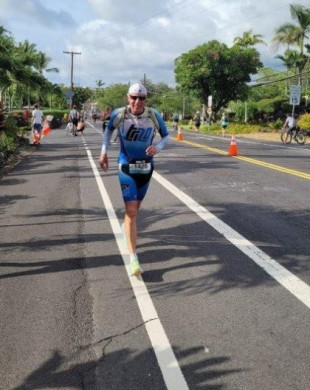 "He ganado con 75 años el Ironman de Hawaii gracias a mis cuatro bocatas de jamón en la bici; los geles y las barritas no van conmigo"