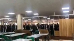 Los estudiantes de una universidad de Irán echan abajo la pared que divide a hombres y mujeres en la cafetería