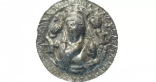 Hallan medallón de la diosa Afrodita en una tumba en Rusia