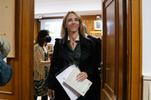 El fiscal pide absolver a Cayetana Álvarez de Toledo de dañar el honor del padre de Pablo Iglesias por llamarle "terrorista"