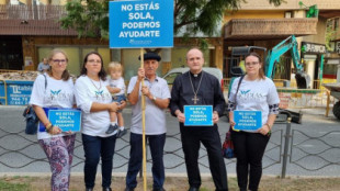 El obispo Munilla, contra el aborto frente a una clínica en Alicante