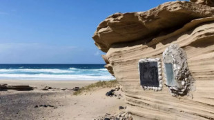 Otra barbaridad ambiental en Fuerteventura, pegan con cemento un espejo y una pizarra a una duna fósil