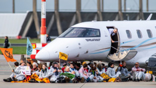 Activistas detenidos por ocupar pista para aviones privados en Ámsterdam
