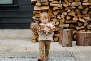 La ley del máximo esfuerzo según Montessori: por qué a los niños pequeños les gusta cargar cosas pesadas o más grandes que ellos