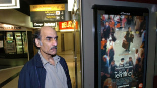 Muere en aeropuerto de París el iraní que inspiró "La terminal"