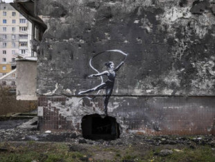 Banksy sorprende con nuevos grafitis en un edificio ucraniano bombardeado por Rusia