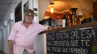 Carlos, el concejal retirado de IU que da de comer gratis a parados en su bar de Mojácar: "Les alegras la vida"