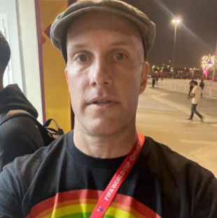 Detienen a un reportero por llevar una camiseta con un arcoíris en el Mundial de Qatar