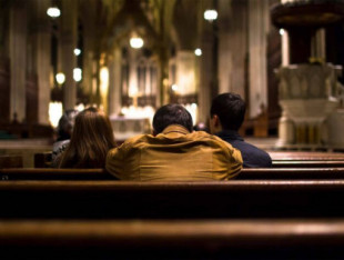 Apenas uno de cada diez jóvenes españoles se declara católico practicante, según el CIS