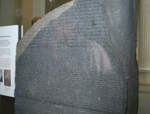 Existen 10 copias antiguas de la Piedra de Rosetta con el mismo texto, ¿qué llevan escrito?