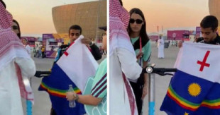 Guardias qataríes pisotean bandera de Pernambuco confundiéndola con LGBT+