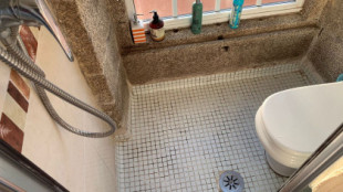 Los sinsentidos en los pisos de estudiantes de Santiago: «Tengo el váter dentro de la ducha, pero con vistas a la Catedral»
