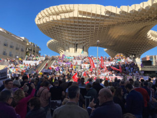 Sanitarios y usuarios protestan en Andalucía en defensa de la sanidad pública 