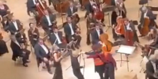 Unos activistas intentan boicotear a la Filarmónica de Hamburgo y acaban expulsados de manera ridícula