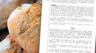 Un restaurante de Almería tendrá que devolver los 7 euros que cobró por el pan a unos clientes